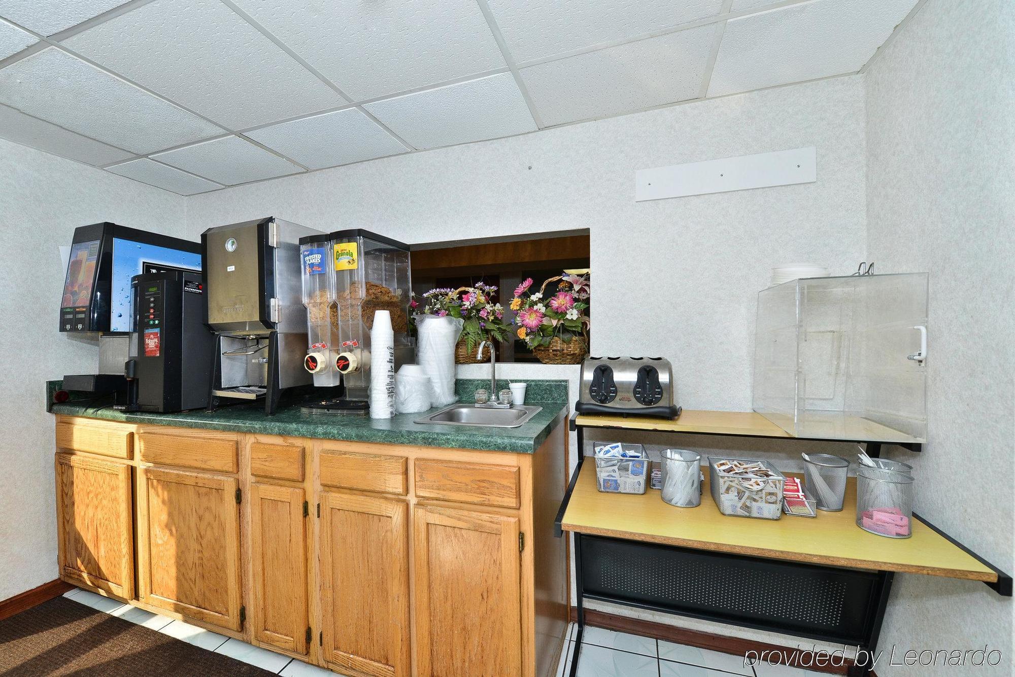 Towneplace Suites By Marriott Greensboro Coliseum Area Restaurant photo